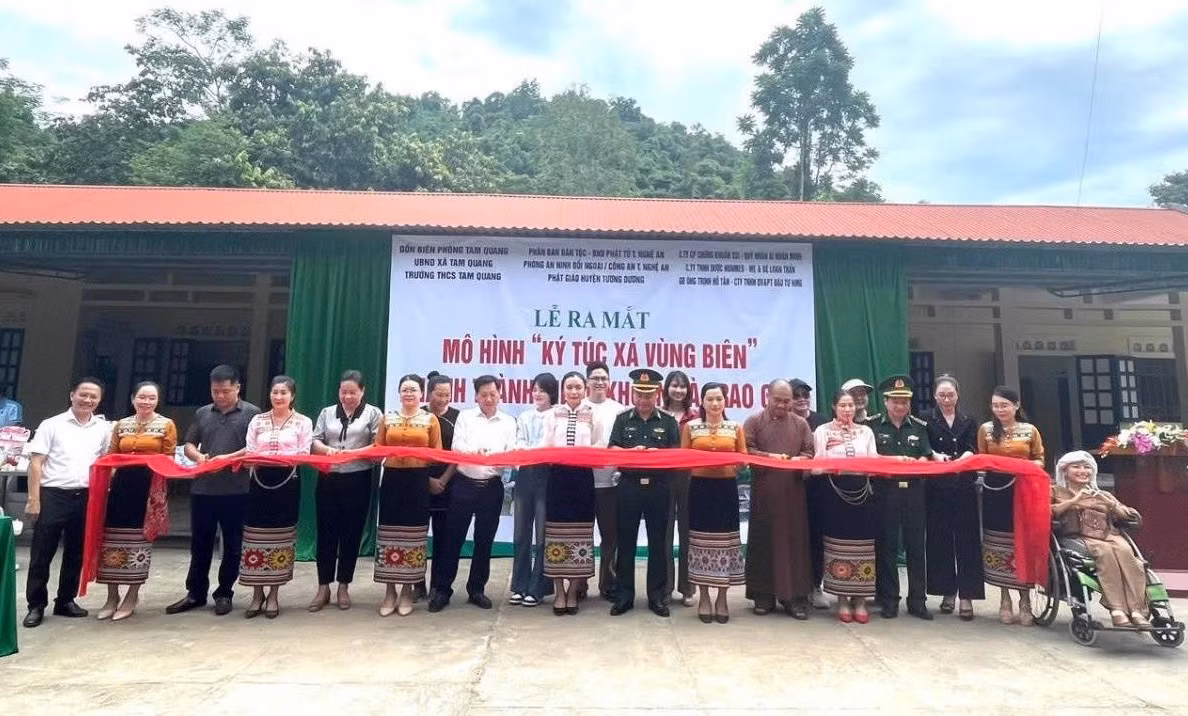 Các đại biểu cắt băng khánh thành, đưa vào sử dụng mô hình “Đồng hành cùng ký túc xá vùng biên” ở xã Tam Quang.