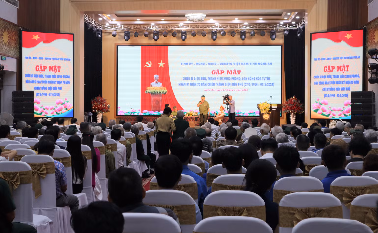 Buổi Gặp mặt diễn ra trong không khí hào hùng, xúc động. Buổi Gặp mặt diễn ra trong không khí hào hùng, xúc động.