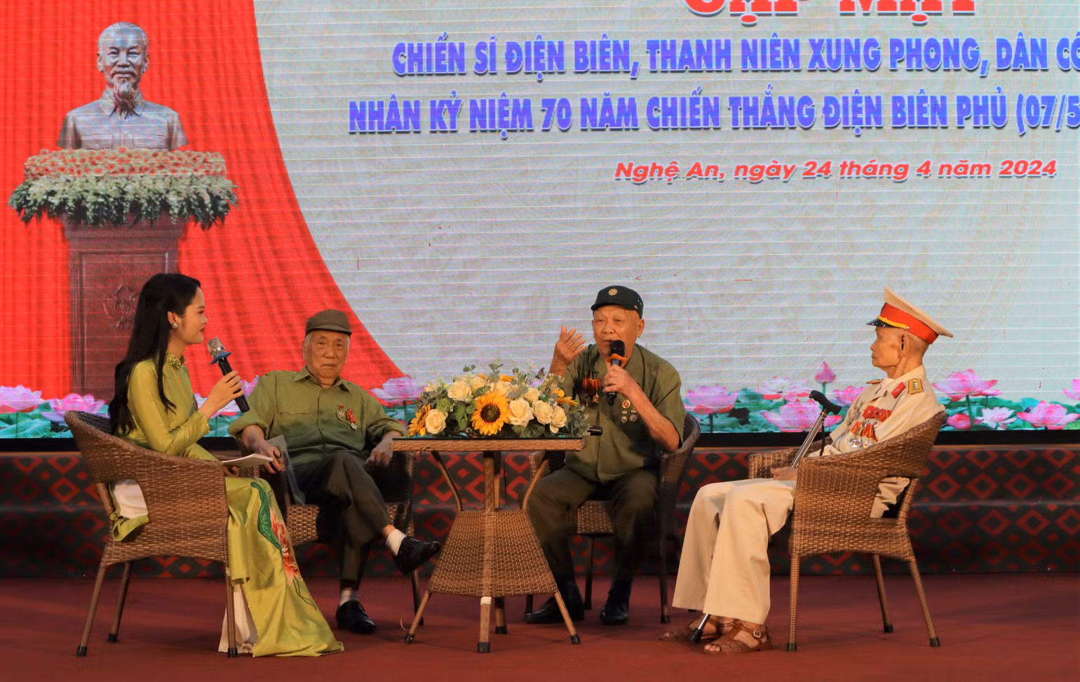 Các cựu chiến sĩ và cựu thanh niên xung phong Chiến dịch Điện Biên Phủ tham gia giao lưu, kể lại những câu chuyện đầy hào hùng, xúc động của những ngày đêm ngày đêm khoét núi, ngủ hầm, mưa dầm, cơm vắt, máu trộn bùn non. Các cựu chiến sĩ và cựu thanh niên xung phong Chiến dịch Điện Biên Phủ tham gia giao lưu, kể lại những câu chuyện đầy hào hùng, xúc động của những ngày đêm ngày đêm khoét núi, ngủ hầm, mưa dầm, cơm vắt, máu trộn bùn non.