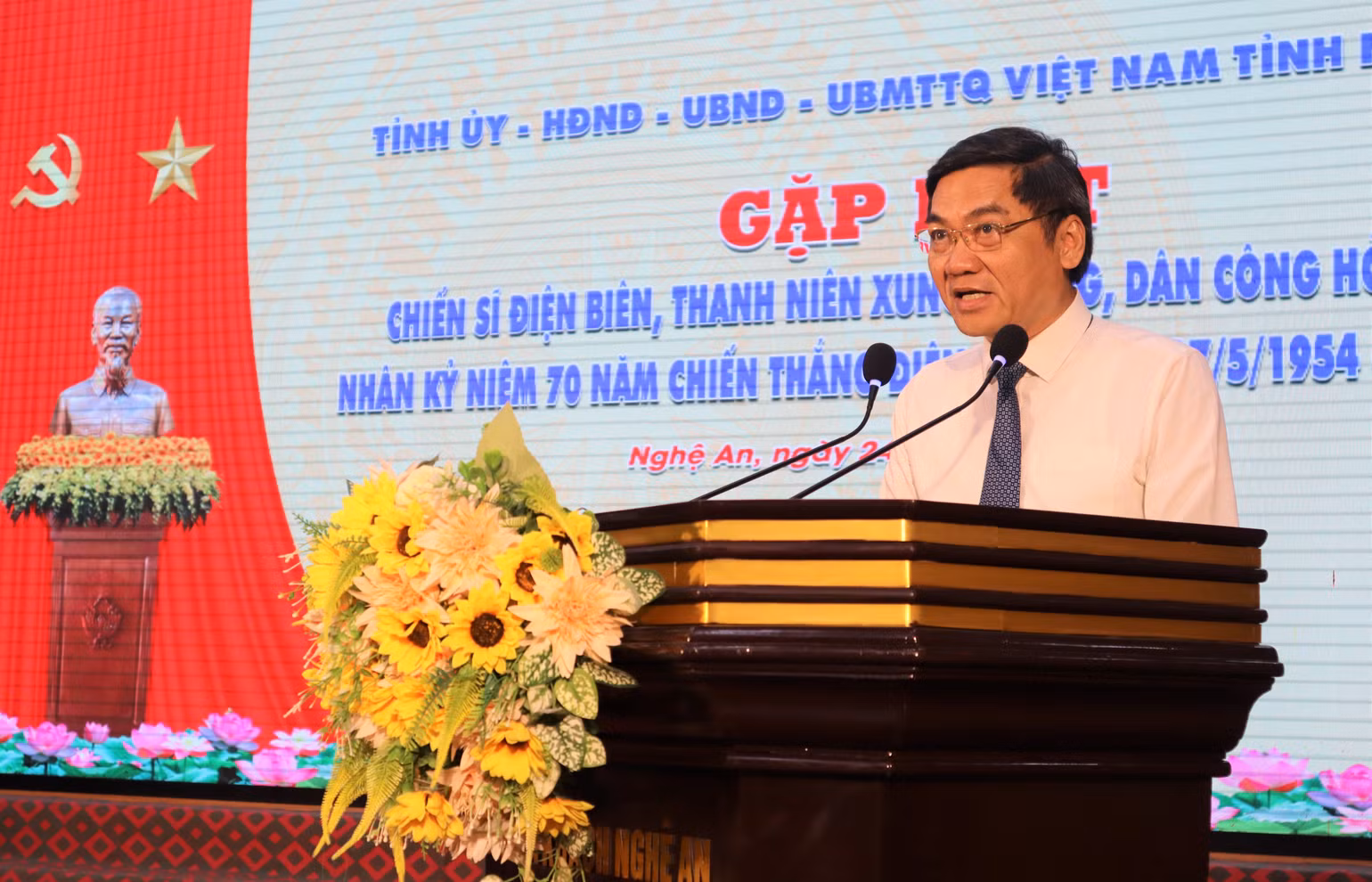 Phó Bí thư Tỉnh ủy Nghệ An Hoàng Nghĩa Hiếu phát biểu tri ân các Anh hùng, liệt sĩ, chiến sĩ, thanh niên xung phong, dân công hỏa tuyến tại buổi Gặp mặt. Phó Bí thư Tỉnh ủy Nghệ An Hoàng Nghĩa Hiếu phát biểu tri ân các Anh hùng, liệt sĩ, chiến sĩ, thanh niên xung phong, dân công hỏa tuyến tại buổi Gặp mặt.