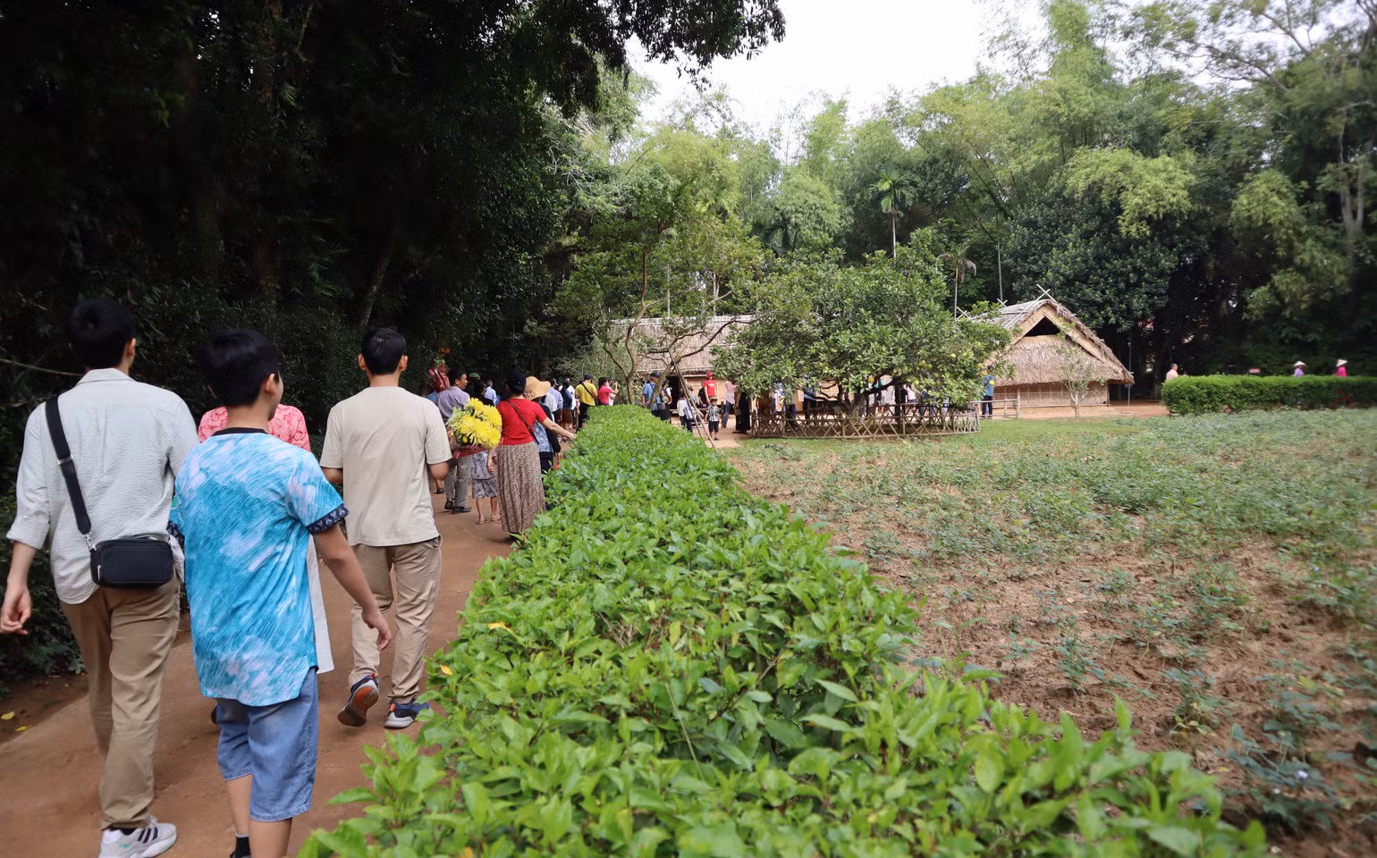 Du khách thăm nhà ông Phó bảng Nguyễn Sinh Sắc - Thân sinh của Chủ tịch Hồ Chí Minh. Du khách thăm nhà ông Phó bảng Nguyễn Sinh Sắc - Thân sinh của Chủ tịch Hồ Chí Minh.