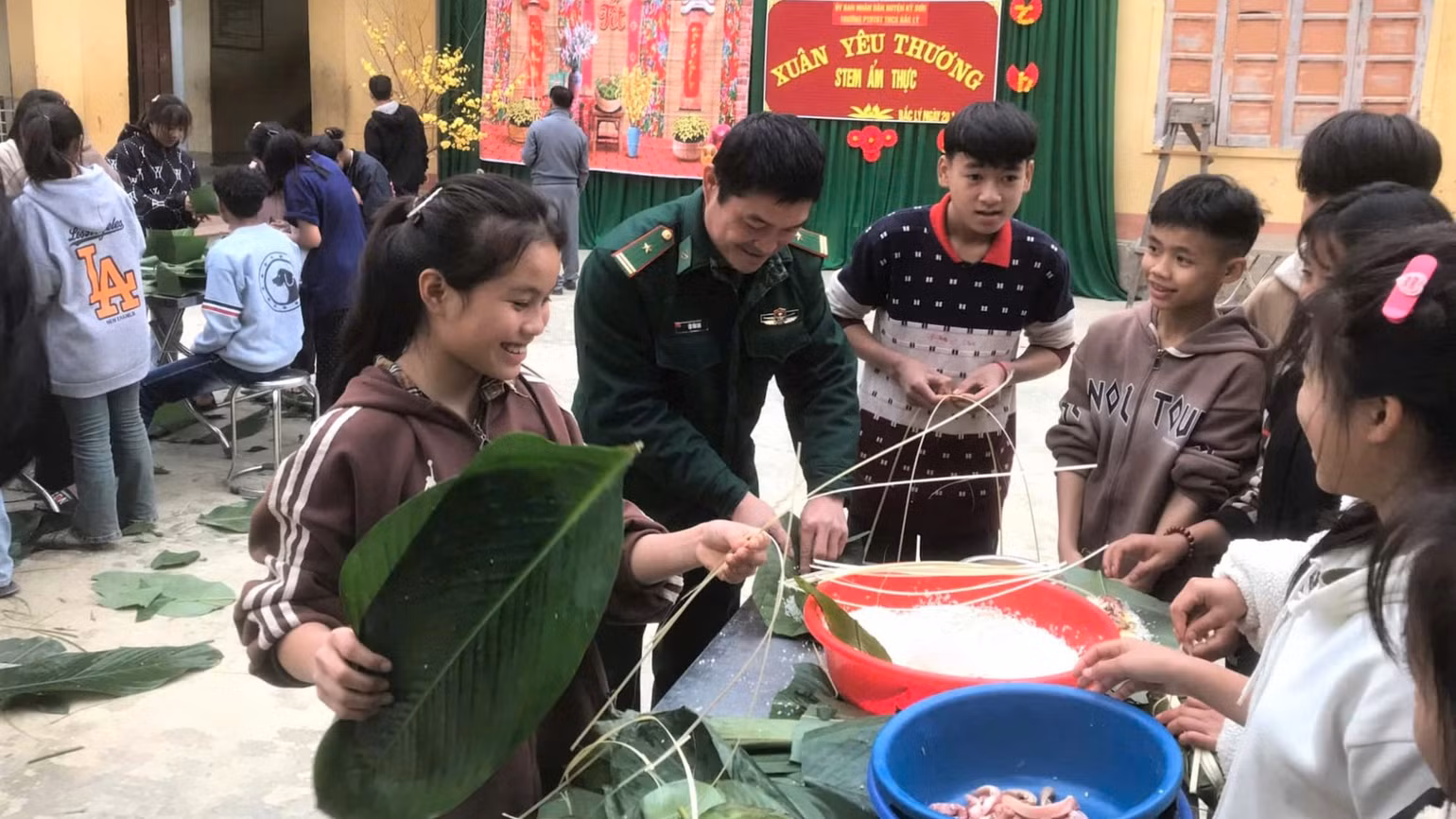 Đồn Biên phòng Mỹ Lý phối hợp các nhà trường tổ chức các hoạt động gói bánh chưng, tặng quần áo và tổ chức các hoạt động vui xuân cho các học sinh trên địa bàn đơn vị đóng chân.