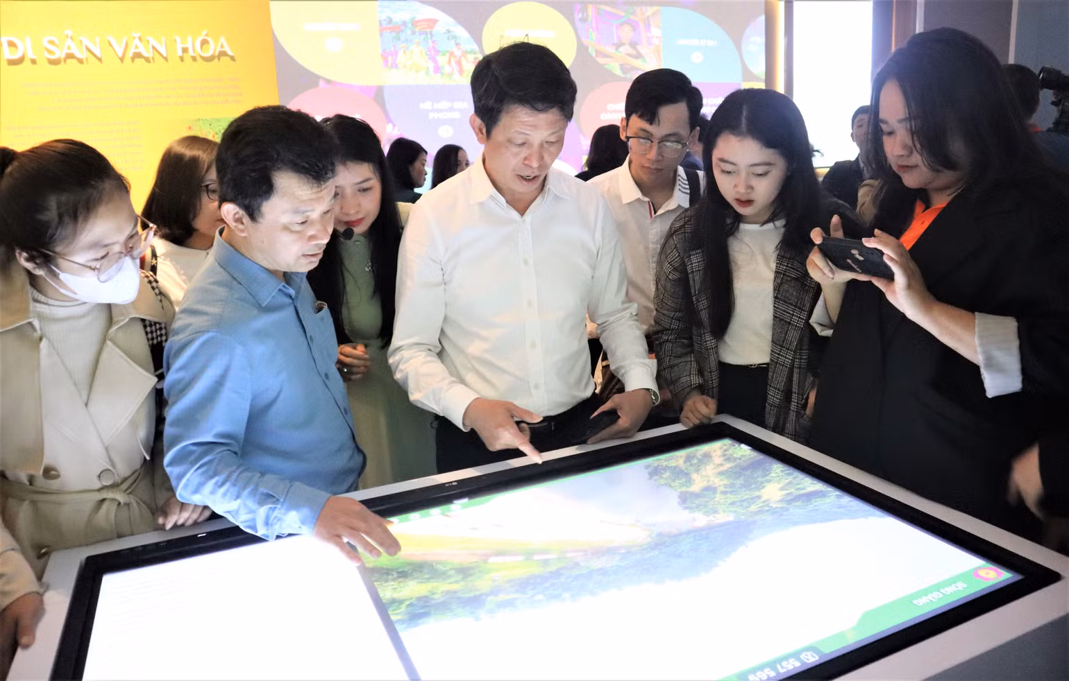 Không gian số với phần mềm trình chiếu, tương tác, hỏi đáp, ứng dụng công nghệ thông minh nhân tạo AI,…