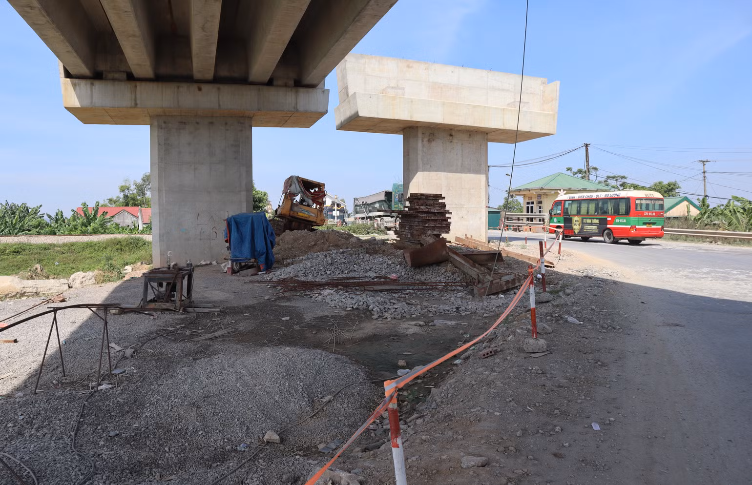 Được khởi công từ tháng 9/2022, dự kiến hoàn thành trước ngày 31/12/2023, nhưng đến nay, Dự án cải tạo, nâng cấp Quốc lộ 7 đoạn Km0-Km36 và xử lý sụt trượt do bão lũ đoạn Khe Thơi-Nậm Cắn còn dở dang.