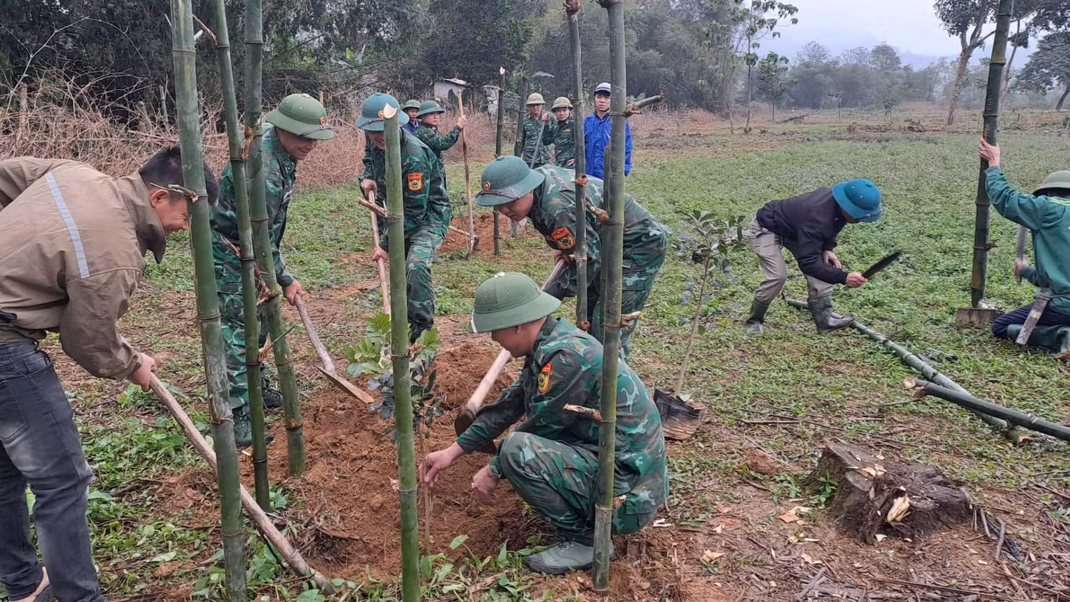 Chi đoàn Đồn Biên phòng Môn Sơn cùng các lực lượng đứng chân trên địa bàn tổ chức trồng “Hàng cây thanh niên” ở khu vực sân vận động xã Môn Sơn, huyện Con Cuông. Chi đoàn Đồn Biên phòng Môn Sơn cùng các lực lượng đứng chân trên địa bàn tổ chức trồng “Hàng cây thanh niên” ở khu vực sân vận động xã Môn Sơn, huyện Con Cuông.