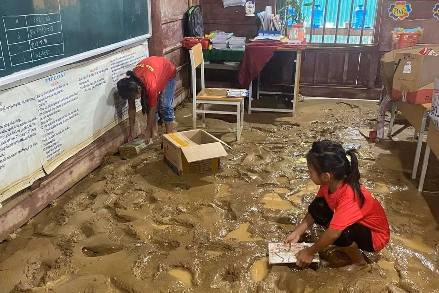 Nước lũ cuốn trôi bếp nấu ăn học sinh và làm hư hỏng số lượng rất lớn đồ dùng, sách vở học sinh của Trường phổ thông dân tộc bán trú tiểu học Lượng Minh.