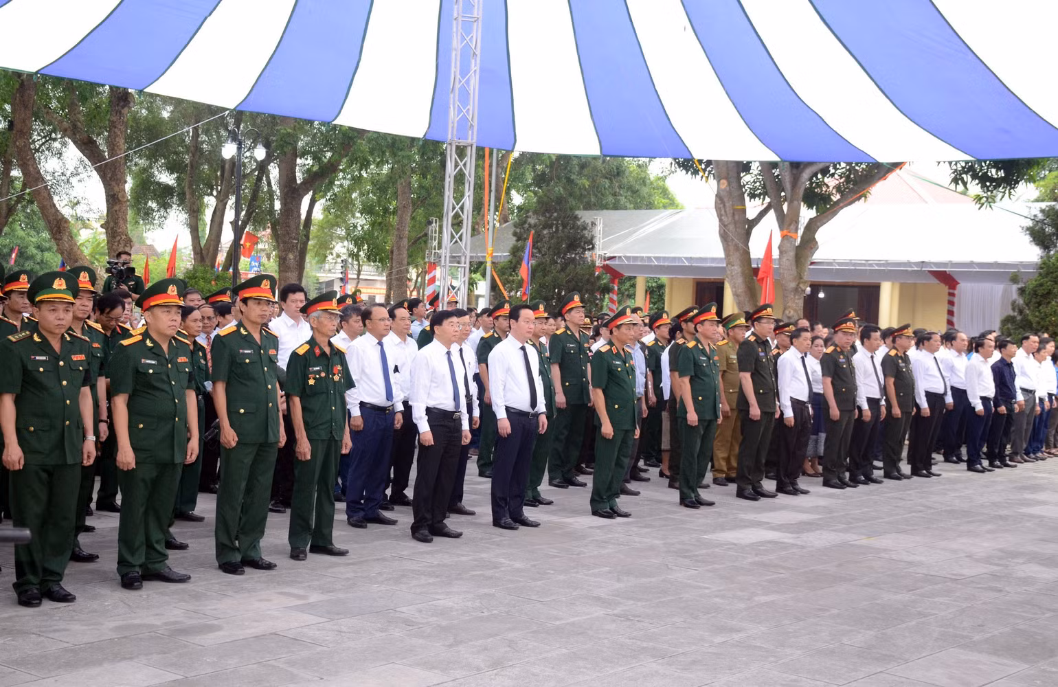 Đại diện lãnh đạo tỉnh Nghệ An, Cục Chính sách - Tổng cục Chính trị Quân đội nhân dân Việt Nam, Bộ Tư lệnh Quân khu 4, người dân và các đại biểu của nước bạn Lào tham dự Lễ truy điệu và an táng.