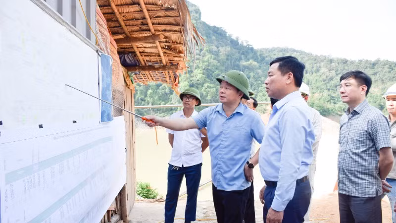 Phó Chủ tịch Ủy ban nhân dân tỉnh Nghệ An Hoàng Phú Hiền kiểm tra tiến độ dự án ngày 21/5 vừa qua.