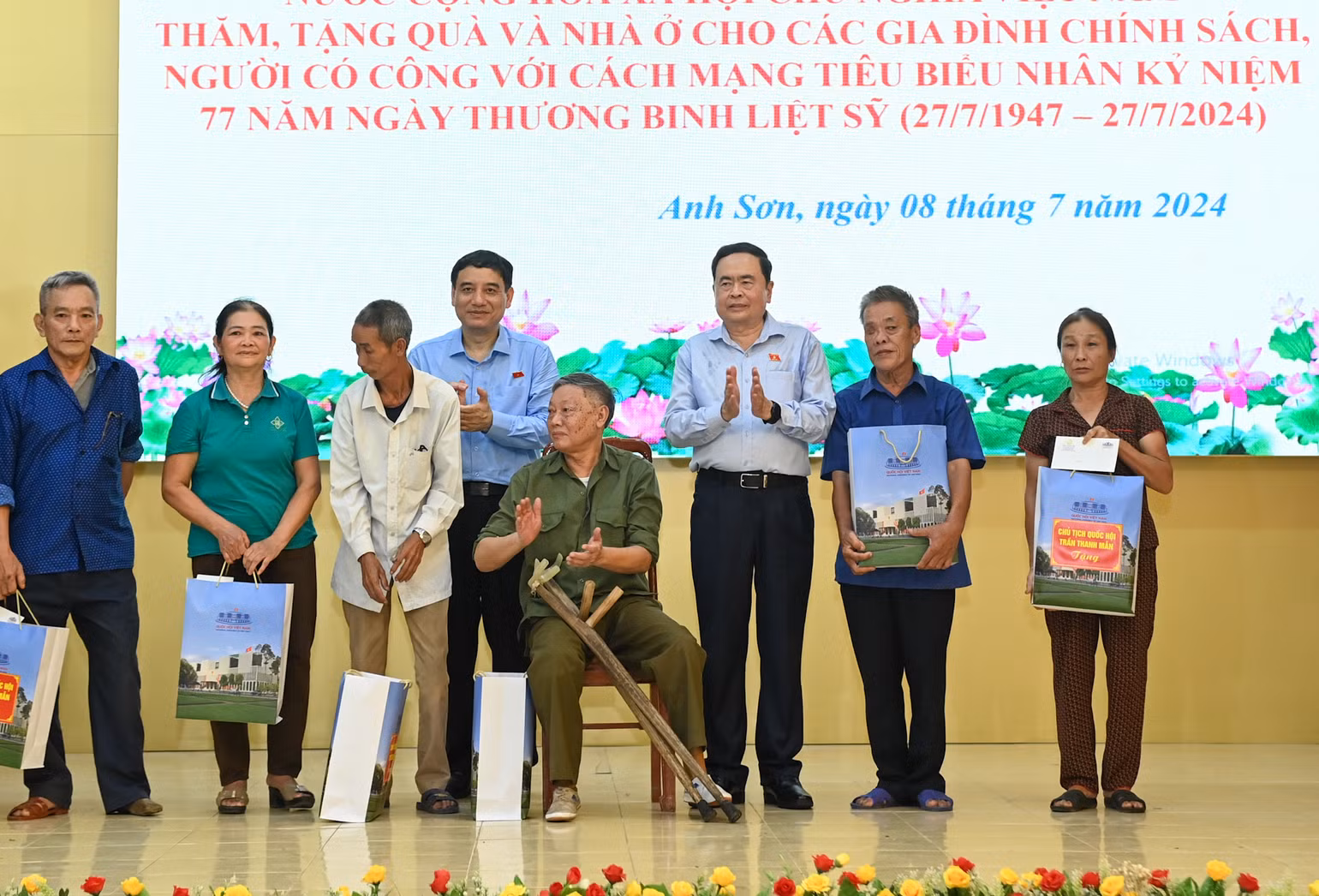 Chủ tịch Quốc hội Trần Thanh Mẫn và Chủ nhiệm Ủy ban Văn hóa, Giáo dục của Quốc hội Nguyễn Đắc Vinh tặng quà cho các gia đình chính sách, người có công với cách mạng tiêu biểu.