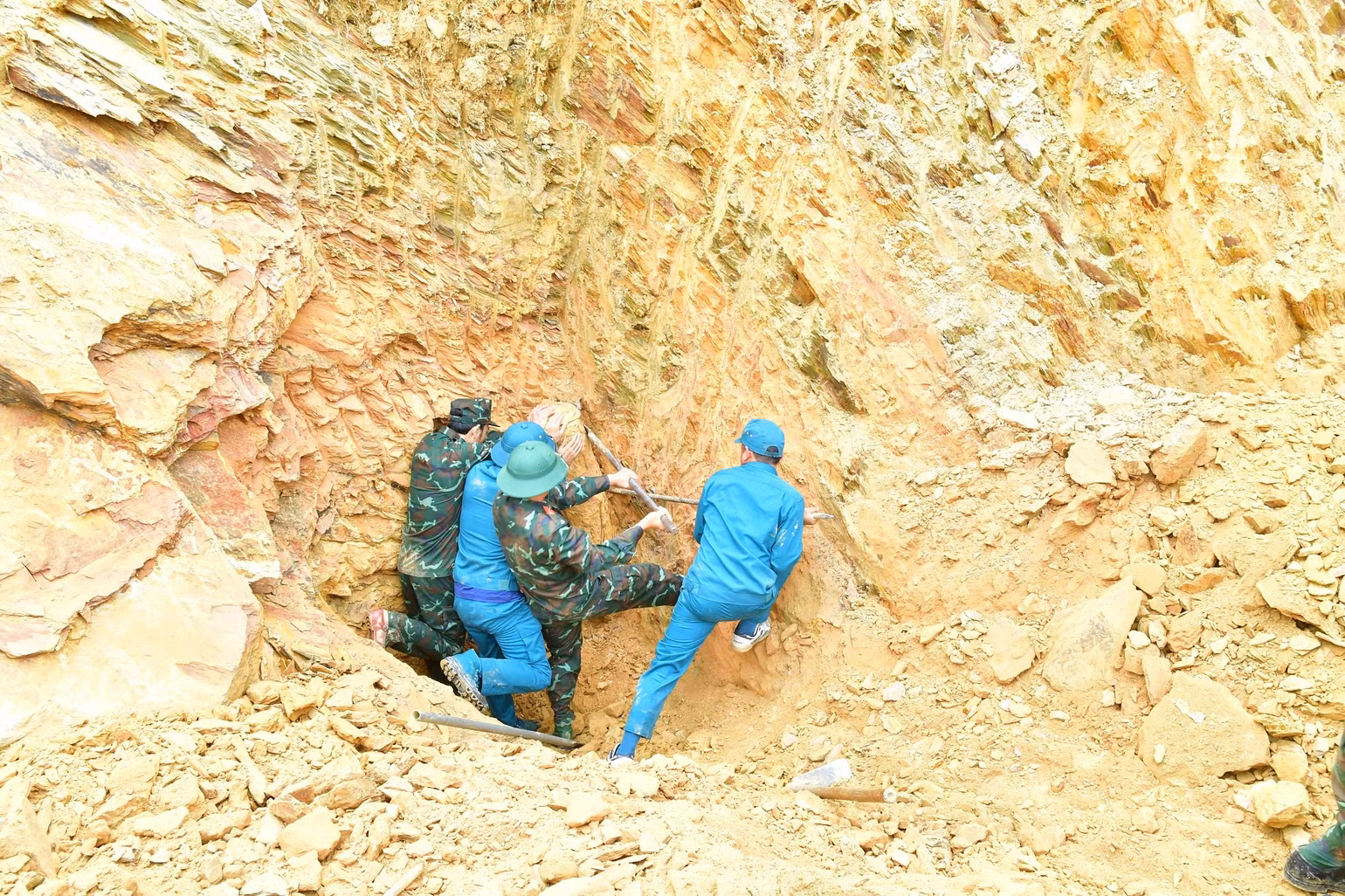 Quả bom nằm sâu dưới lòng đất, cách mặt đất khoảng 4m. (Ảnh: TRỌNG KIÊN)