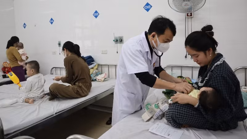 Tiến sĩ, bác sĩ Bùi Anh Sơn thăm khám cho các bệnh nhi.