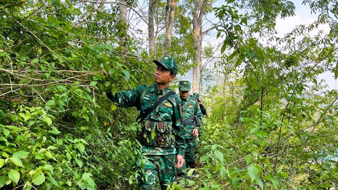 Hoạt động tuần tra được thực hiện trong điều kiện thời tiết nắng nóng, địa hình hiểm trở. Hoạt động tuần tra được thực hiện trong điều kiện thời tiết nắng nóng, địa hình hiểm trở.