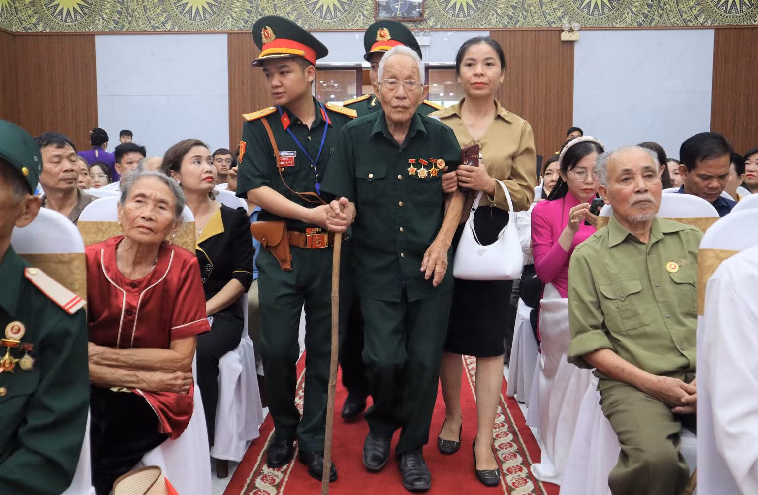 Dù tuổi cao, sức yếu nhưng các cựu chiến binh, cựu thanh niên xung phong, dân công hỏa tuyến vẫn cố gắng để đến tham dự buổi Gặp mặt. Dù tuổi cao, sức yếu nhưng các cựu chiến binh, cựu thanh niên xung phong, dân công hỏa tuyến vẫn cố gắng để đến tham dự buổi Gặp mặt.