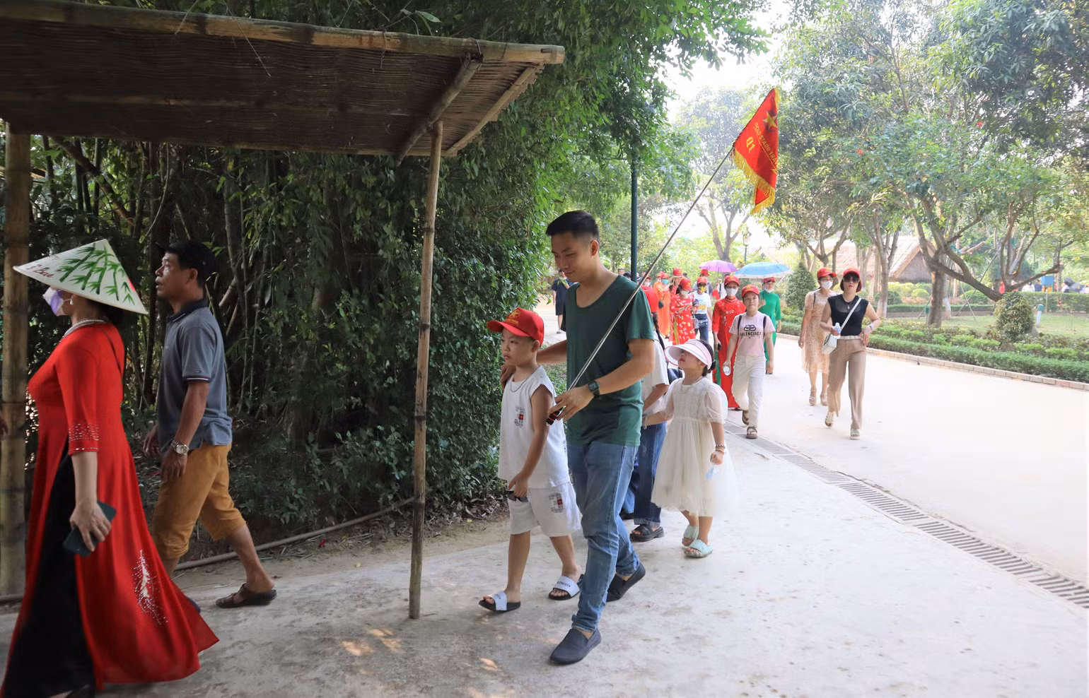 Nhiều em nhỏ được cùng ông bà, bố mẹ về thăm quê Bác.