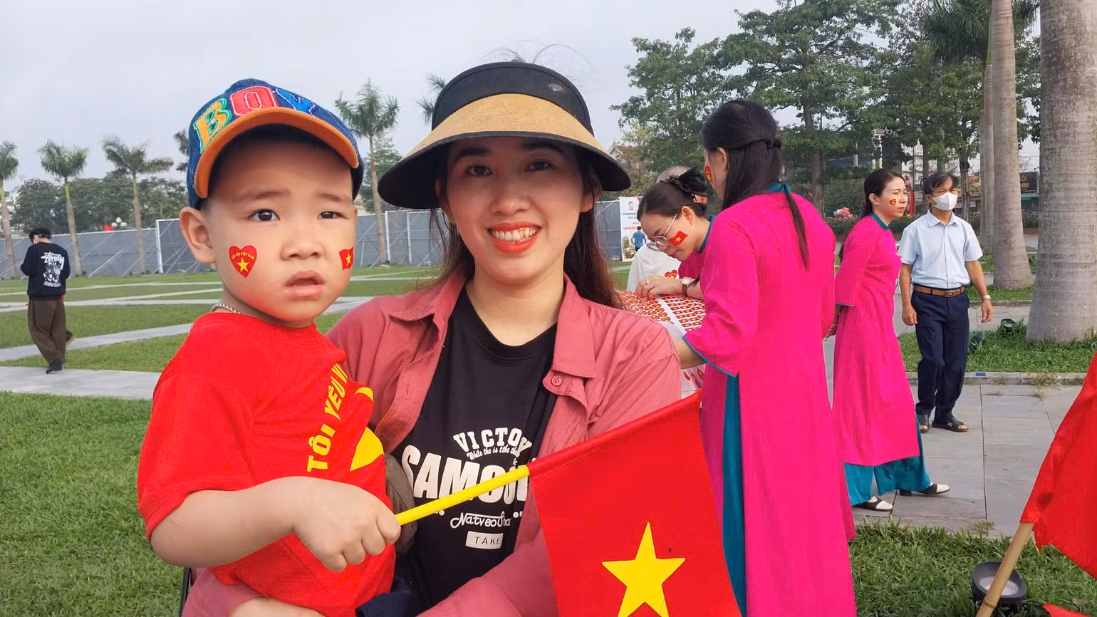 Rất nhiều em nhỏ cũng được phụ huynh cho đi cùng.