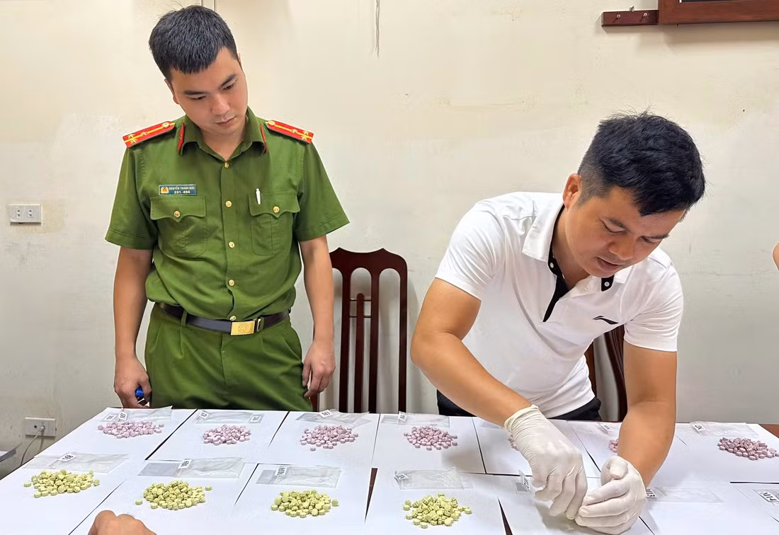 Lực lượng chức năng mở niêm phong, kiểm tra tang vật.