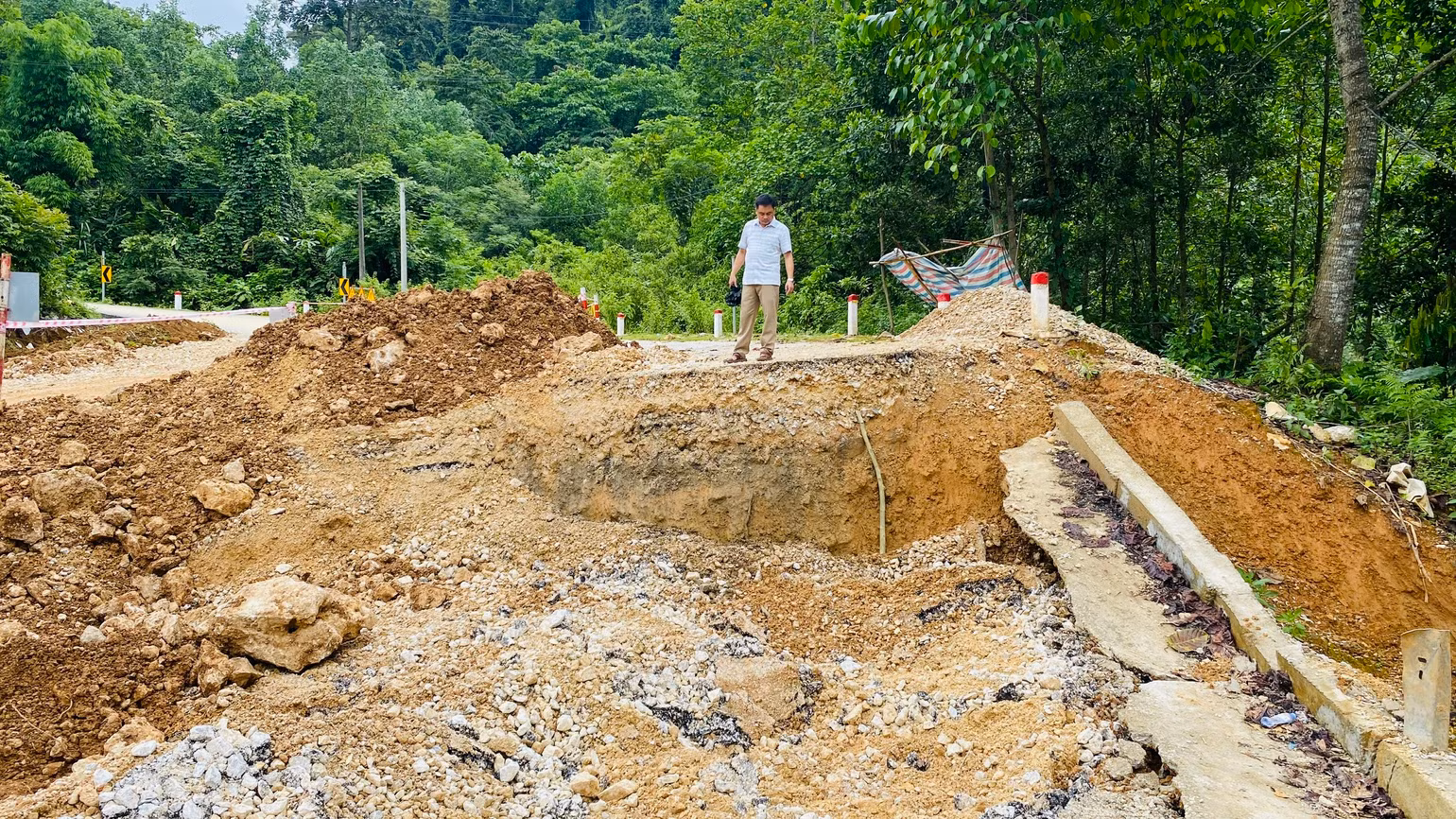 Hiện tượng sạt lở, sụt lún bắt đầu xuất hiện từ tối 14/7 và những ngày tiếp theo càng trở nên nghiêm trọng.