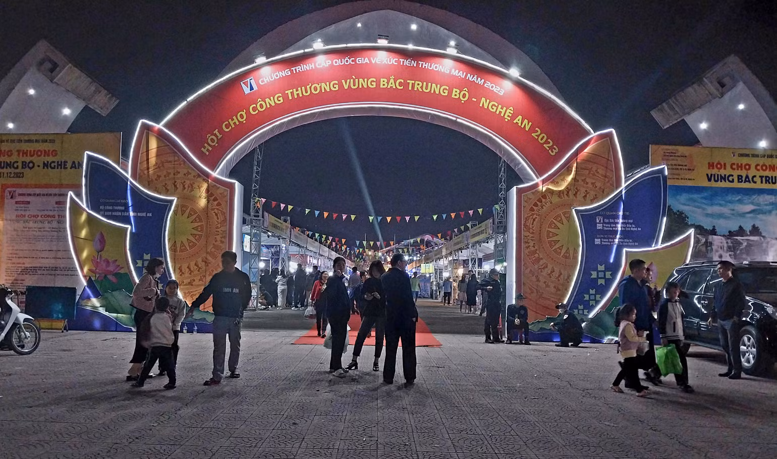 Hội chợ sẽ diễn ra từ ngày 5-11/12/2023 tại Công viên Trung tâm thành phố Vinh. Hội chợ sẽ diễn ra từ ngày 5-11/12/2023 tại Công viên Trung tâm thành phố Vinh.
