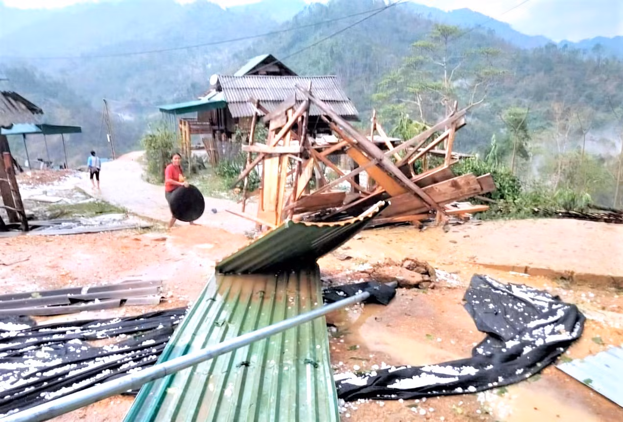 Nhiều nhà dân, trường học trên địa bàn huyện Kỳ Sơn bị hư hỏng nặng.