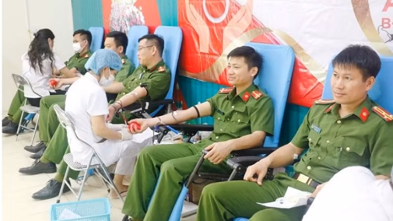 Cùng với việc thực hiện, nỗ lực hoàn thành tốt các nhiệm vụ được giao, đoàn viên, thanh niên Công an Nghệ An luôn tích cực tham gia các phong trào, các hoạt động xã hội.