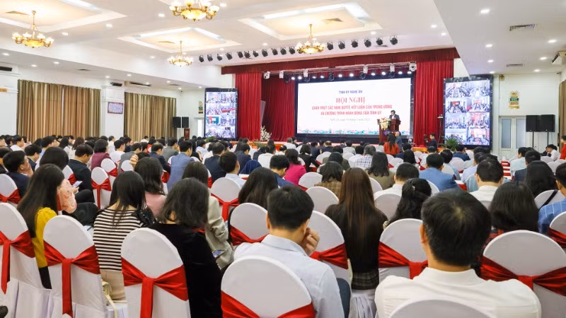 Hội nghị được kết nối từ điểm cầu cấp tỉnh đến 143 điểm cầu cấp huyện và 375 điểm cầu cấp xã.