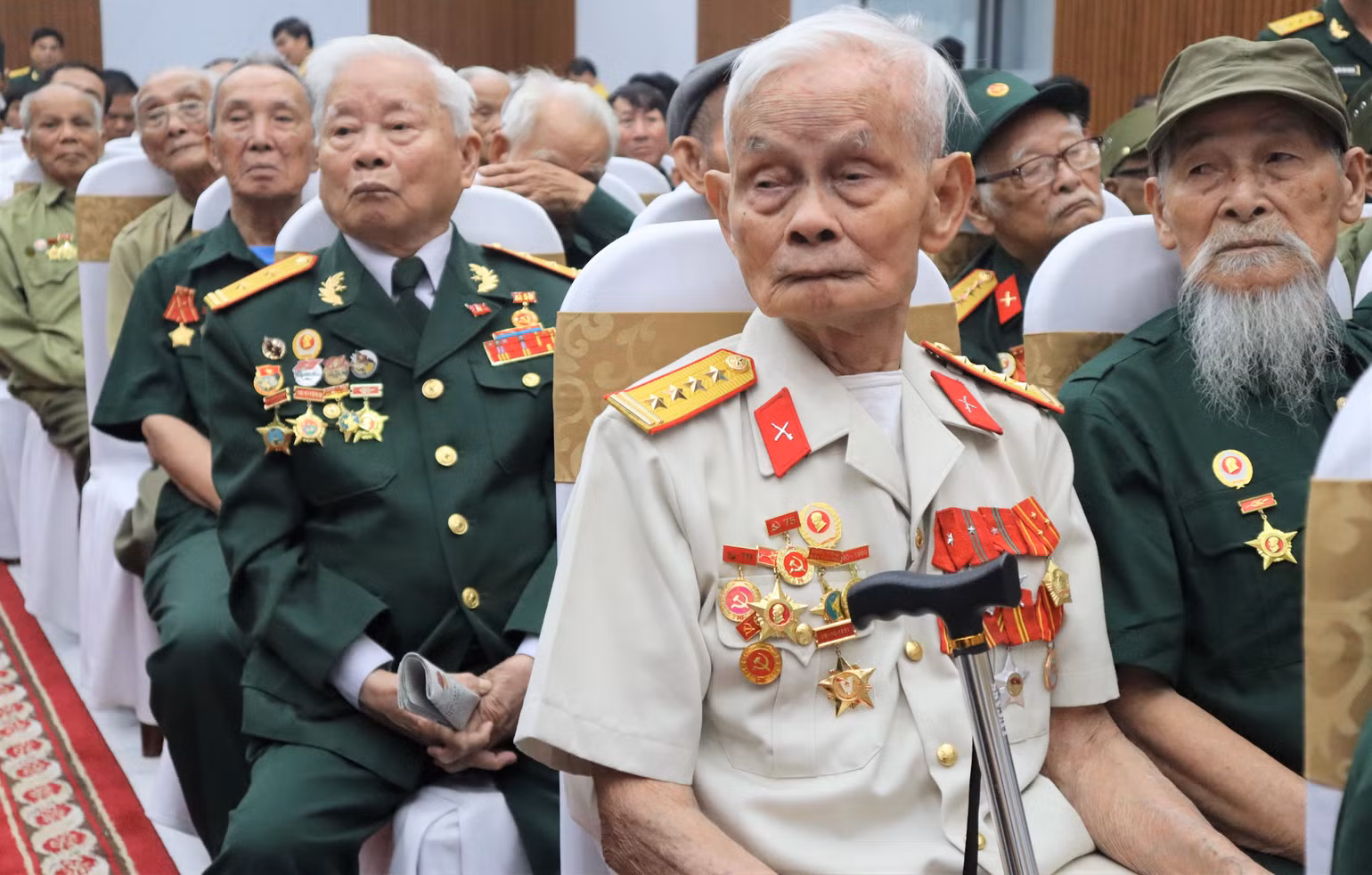 Có hơn 100 đại biểu đại diện chiến sĩ, thanh niên xung phong, dân công hỏa tuyến của tỉnh Nghệ An tham gia Chiến dịch Điện Biên phủ đã về tham dự. Có hơn 100 đại biểu đại diện chiến sĩ, thanh niên xung phong, dân công hỏa tuyến của tỉnh Nghệ An tham gia Chiến dịch Điện Biên phủ đã về tham dự.