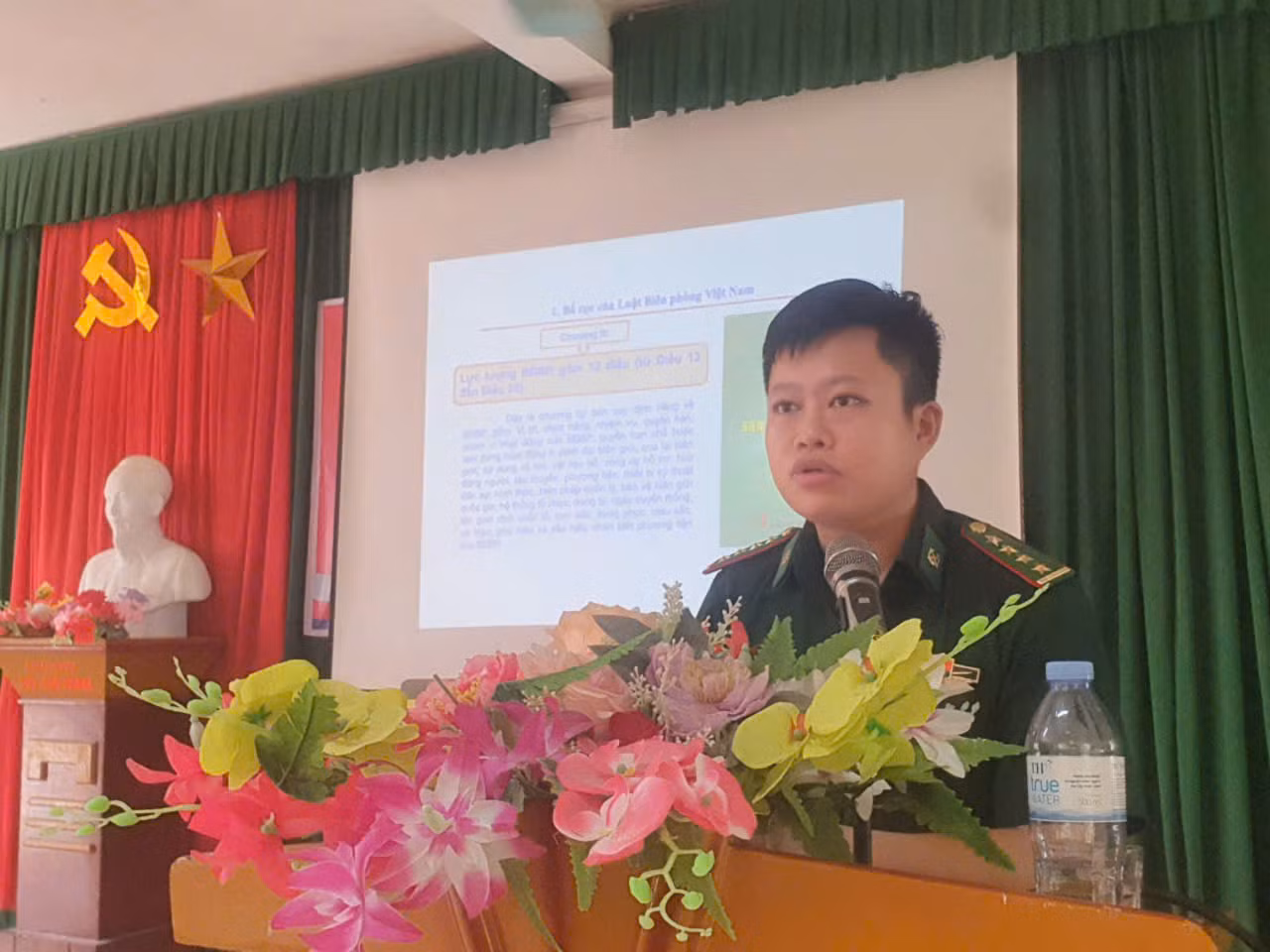 Cán bộ Đồn Biên phòng Ngọc Lâm tuyên truyền, phổ biến các quy định pháp luật liên quan biên giới cho các thành viên Câu lạc bộ.