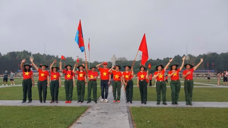 Trước khi diễn ra lễ diễu binh, diễu hành kỷ niệm 50 năm Ngày Giải phóng hoàn toàn miền nam, thống nhất đất nước, người dân cùng nhau chụp ảnh, lưu lại khoảnh khắc đầy tự hào trong những ngày tháng 4 lịch sử.