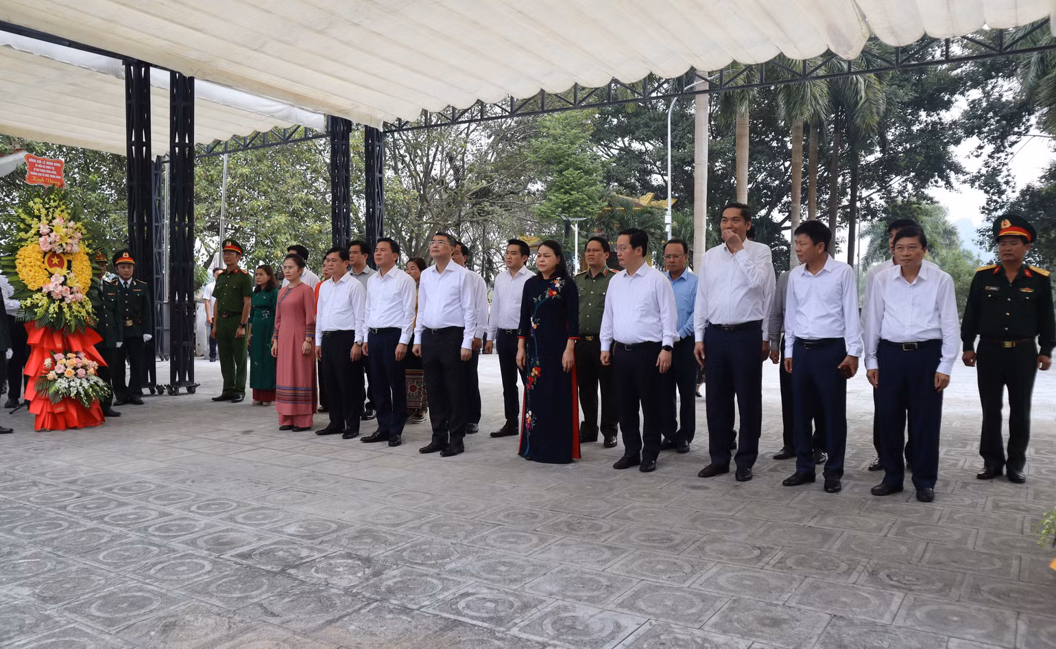 Đồng chí Lê Minh Hưng và đoàn công tác dâng hương tại Đài tưởng niệm liệt sĩ, Nghĩa trang Liệt sĩ Quốc tế Việt-Lào.