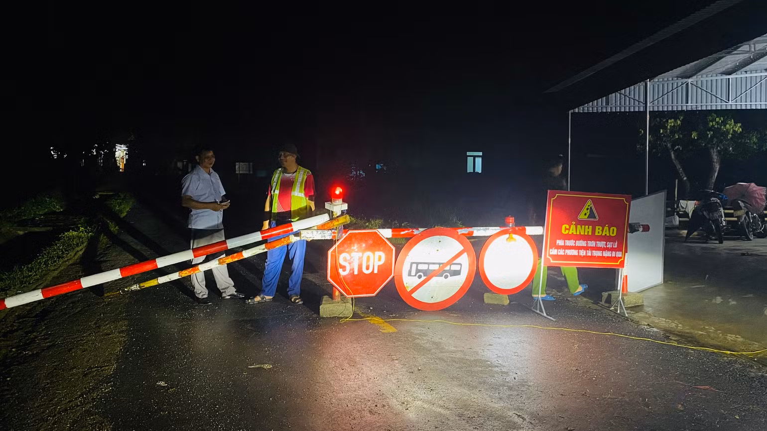 Lực lượng chức năng túc trực tại chốt barie. Lực lượng chức năng túc trực tại chốt barie.