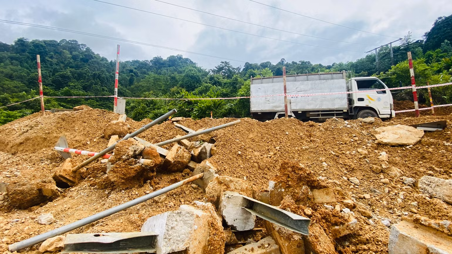 Sụt trượt mái ta-luy âm tại đoạn Km264+700. Sụt trượt mái ta-luy âm tại đoạn Km264+700.