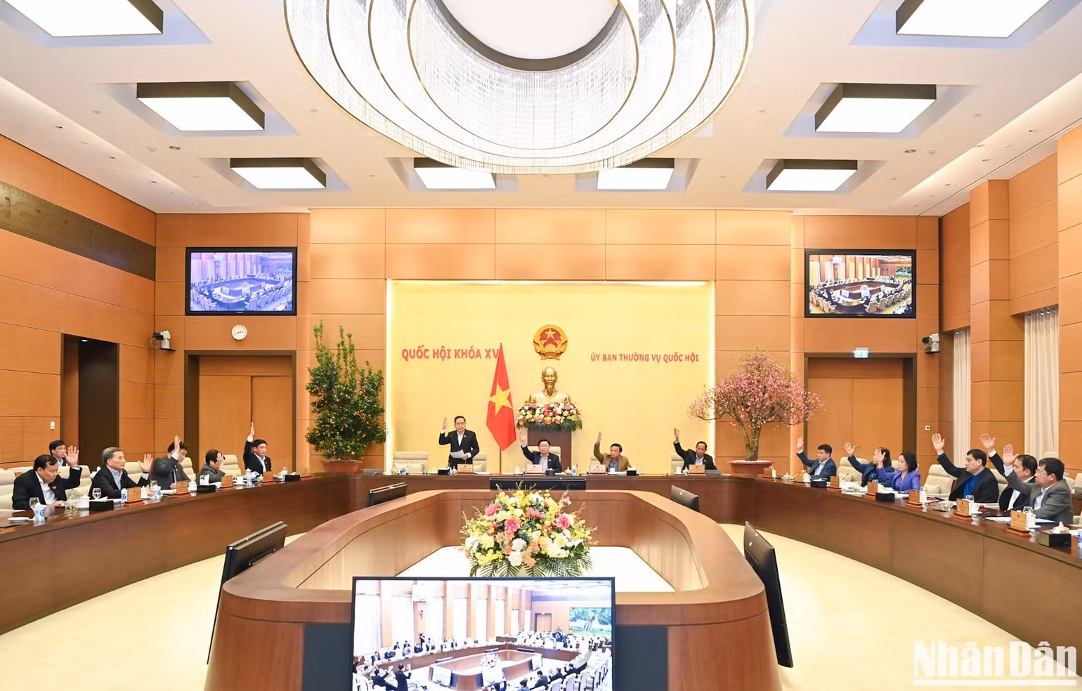 Ủy ban Thường vụ Quốc hội biểu quyết thông qua Nghị quyết về công tác thi đua, khen thưởng.