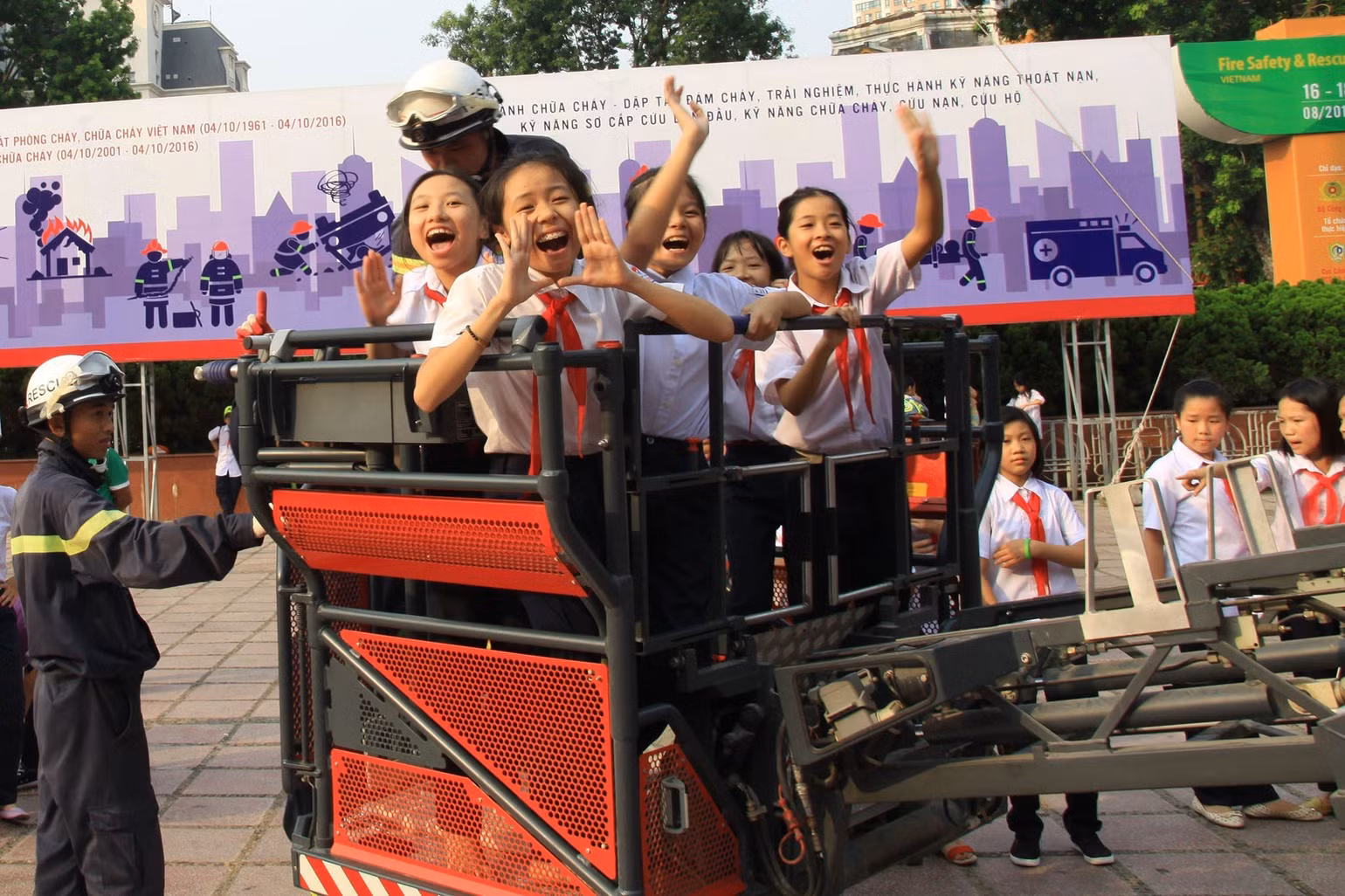 Trải nghiệm thoát nạn từ xe thang. Trải nghiệm thoát nạn từ xe thang.