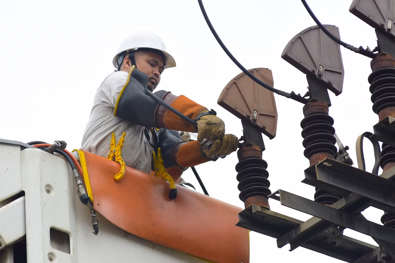 Đội hotline làm việc trên lưới điện mang tải 22kV. (Ảnh: EVNHANOI) Đội hotline làm việc trên lưới điện mang tải 22kV. (Ảnh: EVNHANOI)