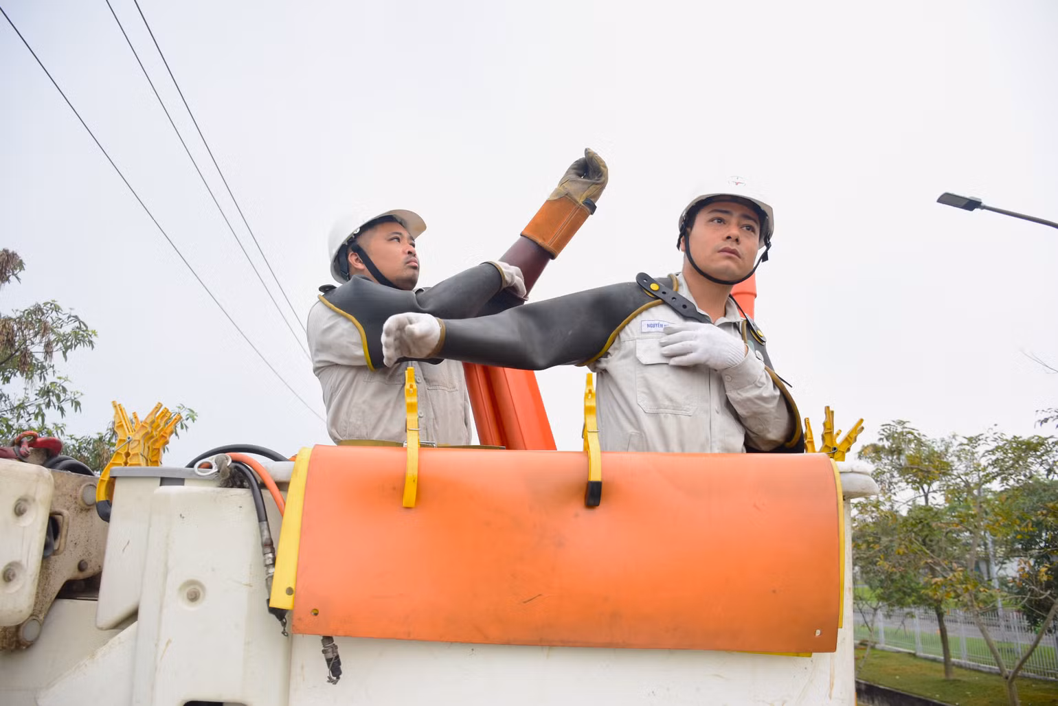 Công nhân tuân thủ các quy định về trang, thiết bị trước khi lên lưới. (Ảnh: EVNHANOI) Công nhân tuân thủ các quy định về trang, thiết bị trước khi lên lưới. (Ảnh: EVNHANOI)