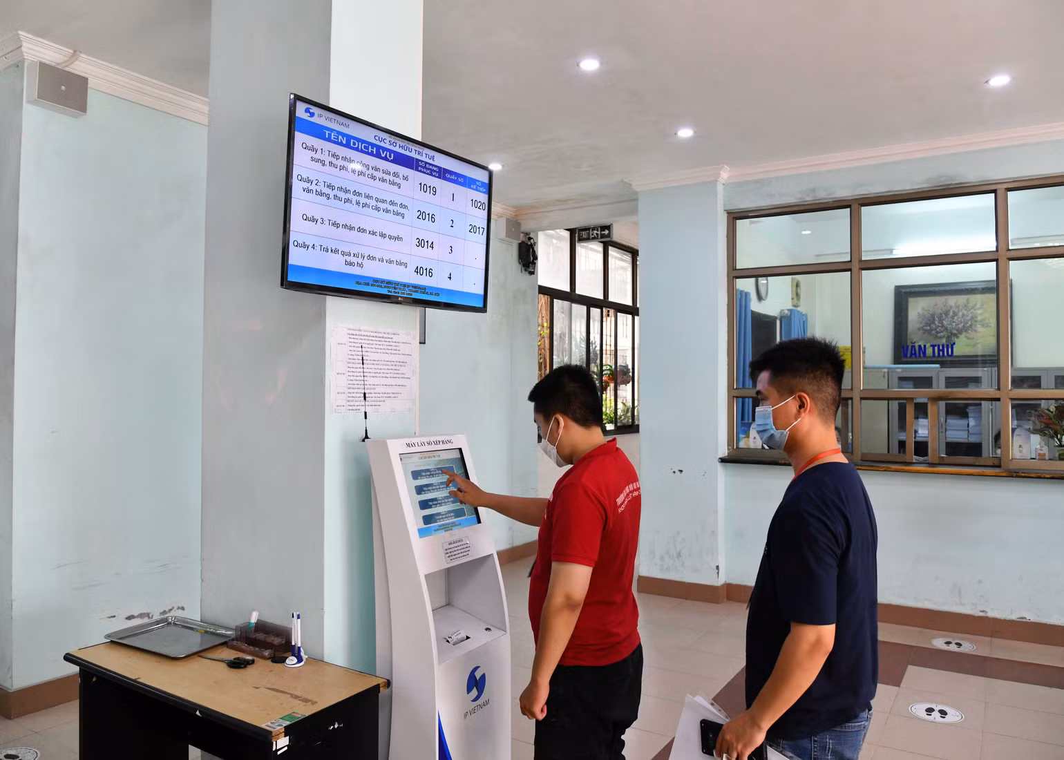 Người dân đăng ký dịch vụ trên máy lấy số xếp hàng tự động tại Cục Sở hữu trí tuệ. (Ảnh HÀ MY) Người dân đăng ký dịch vụ trên máy lấy số xếp hàng tự động tại Cục Sở hữu trí tuệ. (Ảnh HÀ MY)