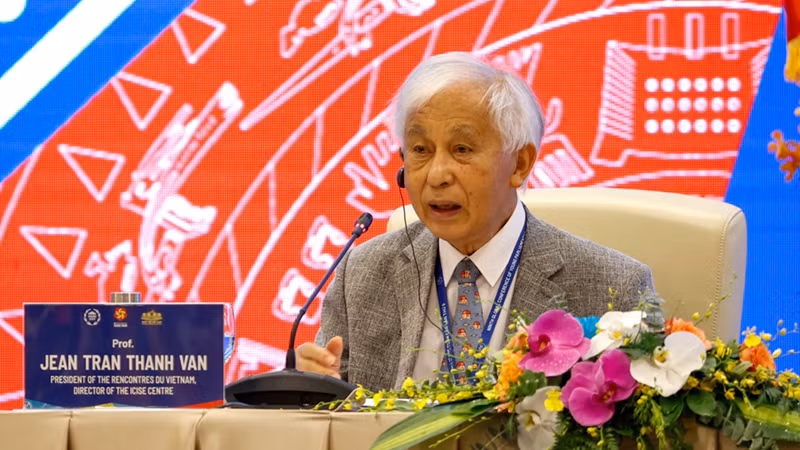 Giáo sư Jean Trần Thanh Vân, Chủ tịch Hội Khoa học Gặp gỡ Việt Nam, Giám đốc Trung tâm ICISE phát biểu tại phiên thảo luận. (Ảnh: DUY LINH)