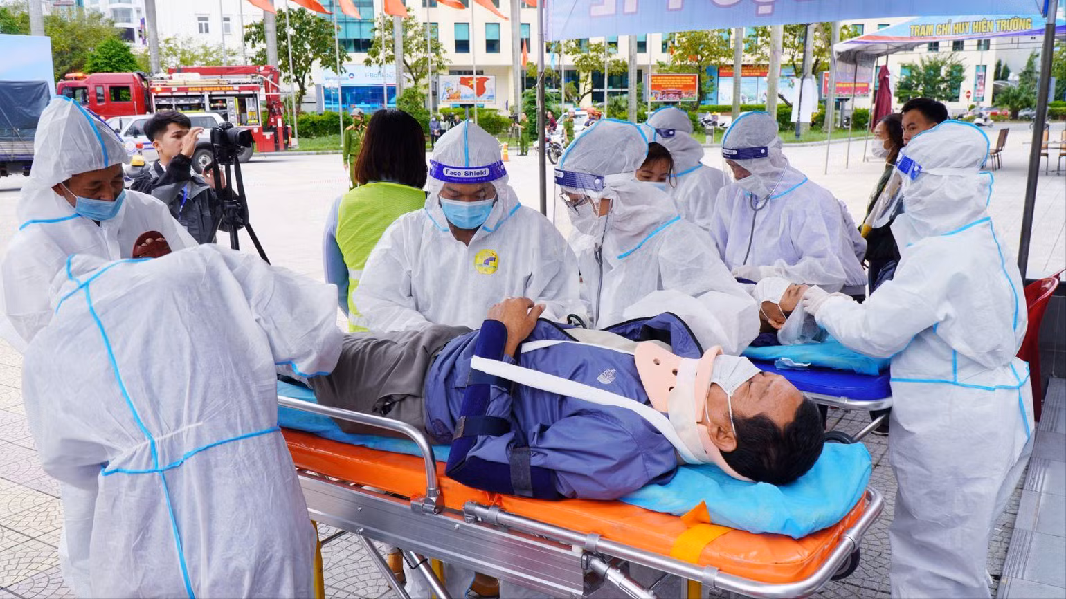 Lực lượng Y tế tiến hành sơ cấp cứu lái xe và phụ xe chở nguồn phóng xạ. Lực lượng Y tế tiến hành sơ cấp cứu lái xe và phụ xe chở nguồn phóng xạ.