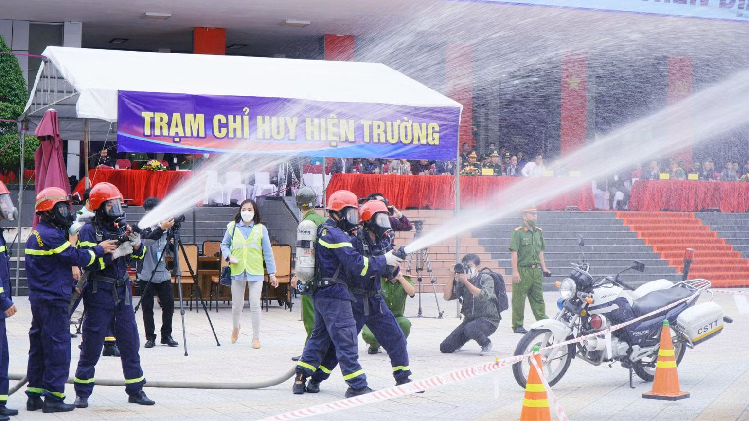 Lực lượng chức năng tham gia xử lý các tình huống, thực hiện chữa cháy tại cuộc diễn tập. Lực lượng chức năng tham gia xử lý các tình huống, thực hiện chữa cháy tại cuộc diễn tập.
