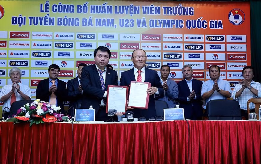 Huấn luyện viên Park Hang-seo lần đầu tiên ký hợp đồng làm việc cùng với Liên đoàn Việt Nam vào ngày 11/10/2017. (Ảnh: VFF) Huấn luyện viên Park Hang-seo lần đầu tiên ký hợp đồng làm việc cùng với Liên đoàn Việt Nam vào ngày 11/10/2017. (Ảnh: VFF)