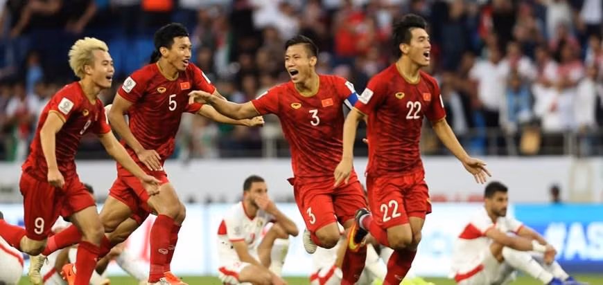 Sang đầu năm 2019, đội tuyển Việt Nam tiếp tục thăng hoa với huấn luyện viên trưởng người Hàn Quốc, khi vào đến tứ kết Asian Cup 2019 và chỉ chịu thua trước Nhật Bản. (Ảnh: AFC) Sang đầu năm 2019, đội tuyển Việt Nam tiếp tục thăng hoa với huấn luyện viên trưởng người Hàn Quốc, khi vào đến tứ kết Asian Cup 2019 và chỉ chịu thua trước Nhật Bản. (Ảnh: AFC)