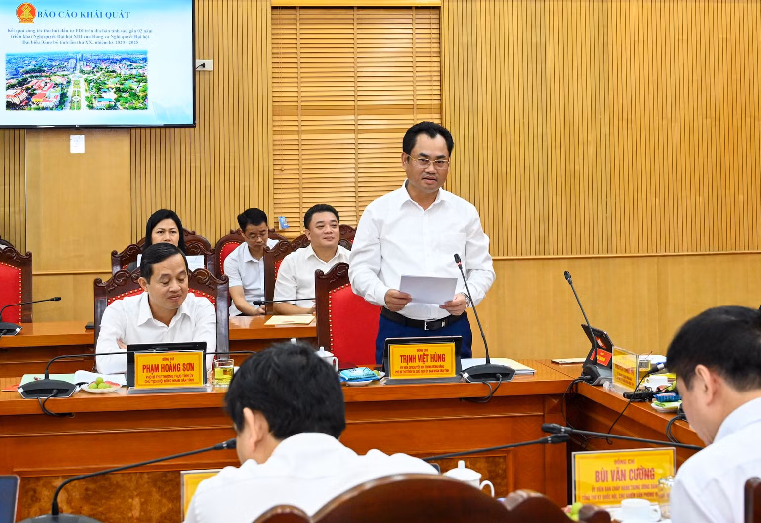 Chủ tịch UBND tỉnh Thái Nguyên Trịnh Việt Hùng trình bày báo cáo thu hút đầu tư FDI trên địa bàn tỉnh và tiến độ Chương trình xây dựng nông thôn mới tại huyện Định Hóa.