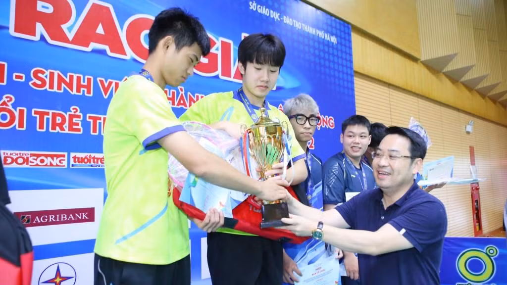 Đồng chí Nguyễn Tuấn Anh, Phó Trưởng ban Công tác đại biểu Ủy ban Thường vụ Quốc hội trao huy chương cho các vận động viên. Đồng chí Nguyễn Tuấn Anh, Phó Trưởng ban Công tác đại biểu Ủy ban Thường vụ Quốc hội trao huy chương cho các vận động viên.