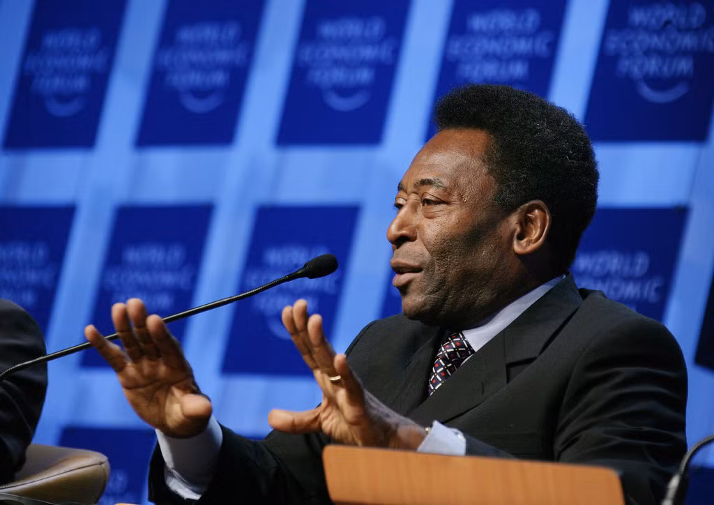 Pelé trong phiên thảo luận 'Trái bóng có thể thay đổi thế giới: Vai trò của thể thao trong sự phát triển' tại Hội nghị thường niên năm 2006 của Diễn đàn Kinh tế Thế giới. (Ảnh: WEF)