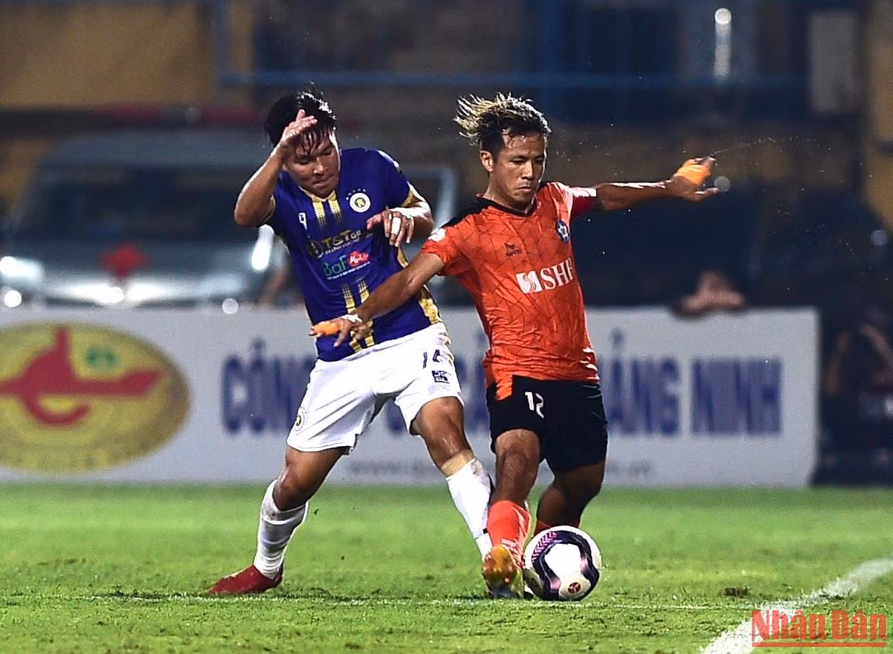 Về những phút cuối hiệp 1, các cầu thủ Hà Nội FC tăng cường thế trận tấn công. Về những phút cuối hiệp 1, các cầu thủ Hà Nội FC tăng cường thế trận tấn công.