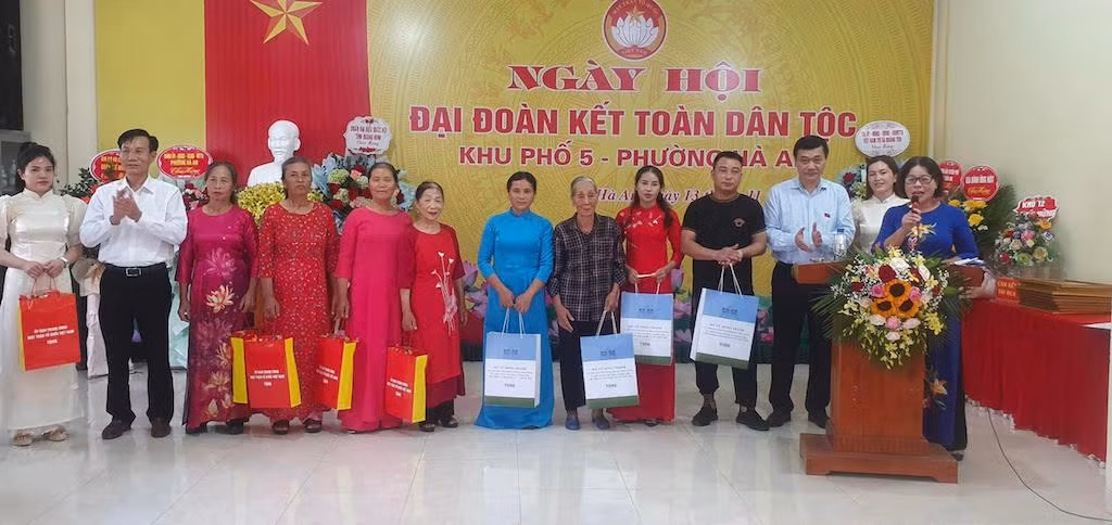 Đồng chí Vũ Hồng Thanh tặng quà cho các hộ gia đình chính sách trên địa bàn. Đồng chí Vũ Hồng Thanh tặng quà cho các hộ gia đình chính sách trên địa bàn.