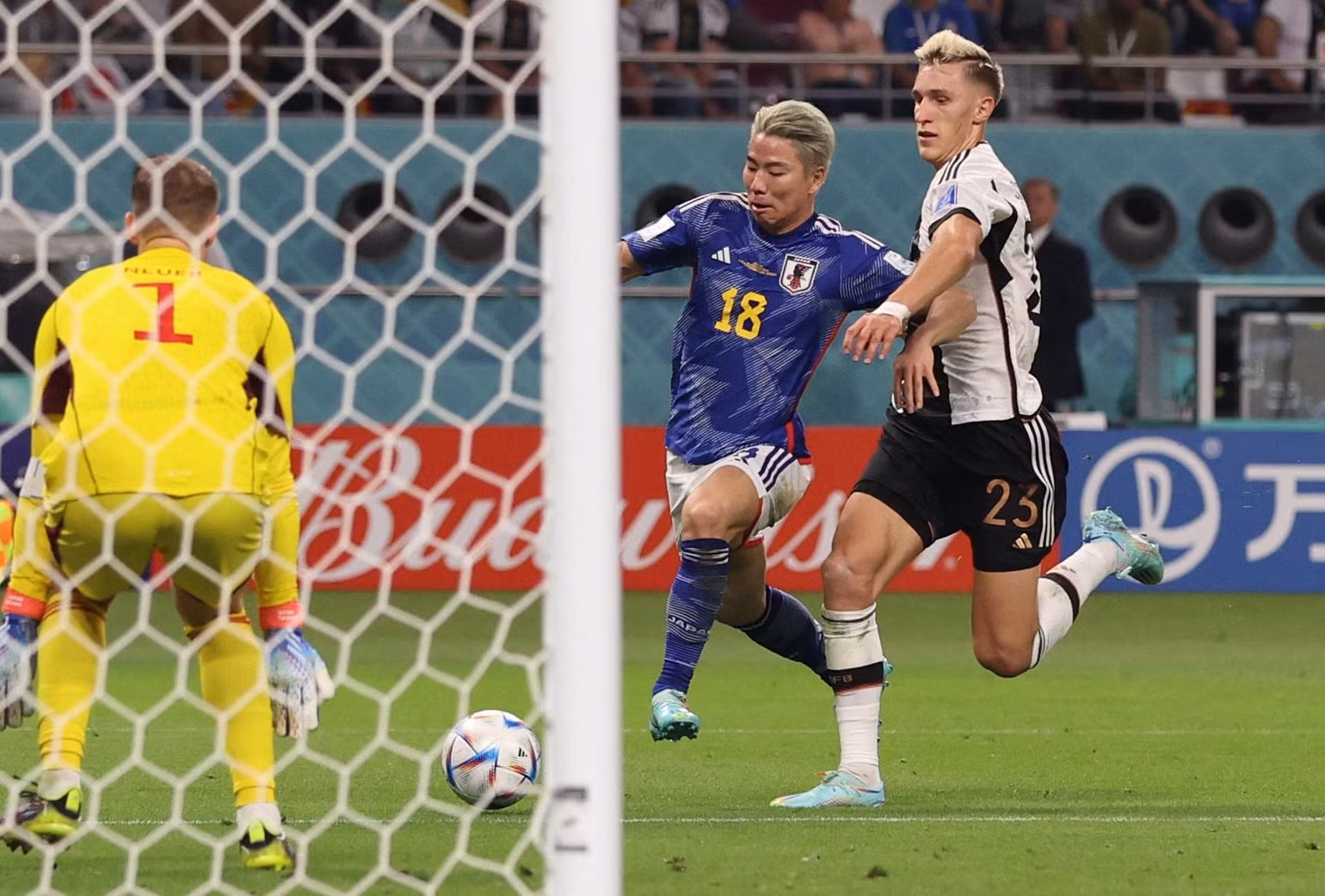 Asano trong lúc chuẩn bị tung cú sút từ góc hẹp, hạ Neuer và nâng tỷ số lên 2-1 cho Nhật Bản. (Ảnh: Reuters) Asano trong lúc chuẩn bị tung cú sút từ góc hẹp, hạ Neuer và nâng tỷ số lên 2-1 cho Nhật Bản. (Ảnh: Reuters)