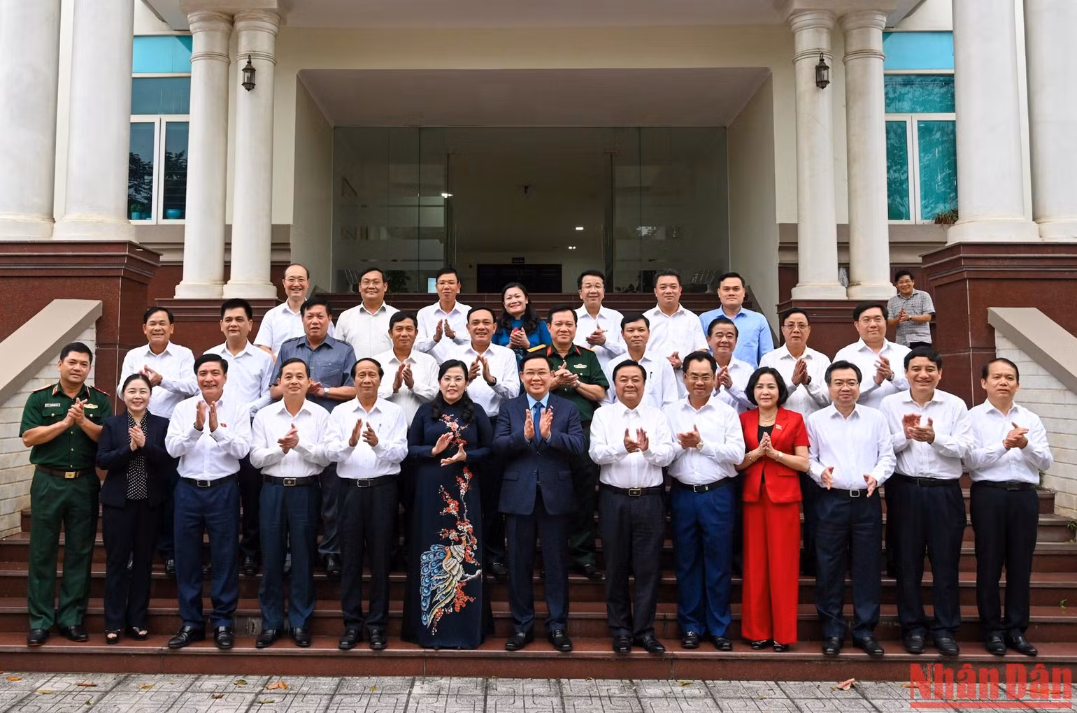 Chủ tịch Quốc hội Vương Đình Huệ, Phó Thủ tướng Chính phủ Lê Văn Thành và các đại biểu chụp ảnh lưu niệm với lãnh đạo tỉnh Thái Nguyên. (Ảnh: Duy Linh) Chủ tịch Quốc hội Vương Đình Huệ, Phó Thủ tướng Chính phủ Lê Văn Thành và các đại biểu chụp ảnh lưu niệm với lãnh đạo tỉnh Thái Nguyên. (Ảnh: Duy Linh)