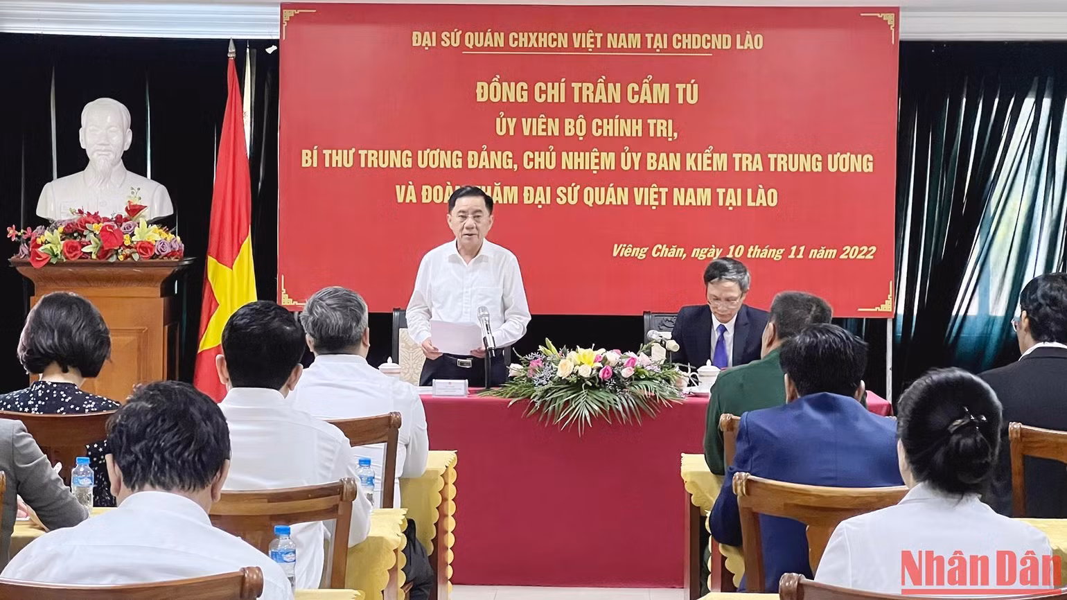 Đồng chí Trần Cẩm Tú phát biểu tại buổi làm việc với Đại sứ quán Việt Nam tại Lào. (Ảnh: Trịnh Dũng)