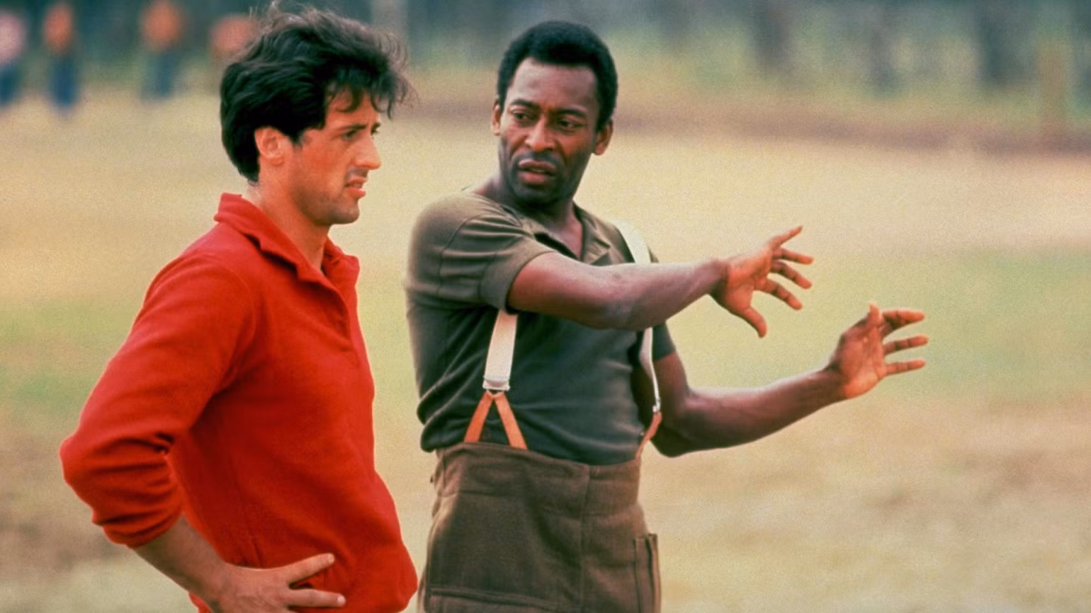Pelé cùng Sylvester Stallone trong một hoạt cảnh phim Escape to Victory (1981).